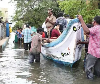  ?? DESICREATI­VE ?? Ola, a private taxi app similar to Uber, switched to rescue boats last week in waterlogge­d areas of Chennai, India.