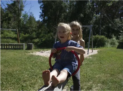  ??  ?? Alvin Sandgren, sex år, och Maja Eriksson, sju år, leker på skolgården.
