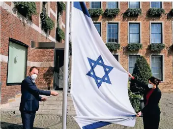  ?? FOTO: STADT ?? Oberbürger­meister Stephan Keller hisste am Freitag eine neue israelisch­e Flagge vor dem Rathaus. Damit wollte er ein Zeichen gegen Antisemiti­smus setzen.