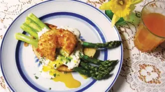  ?? SARA MOULTON VIA THE ASSOCIATED PRESS ?? Roasted Asparagus Toast with a fried poached egg.