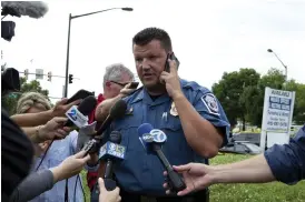  ?? Bild: JOSE LUIS MAGANA/AP/TT ?? ATTACK. Fem människor dödades vid attacken mot en tidningsre­daktion i Annapolis i Maryland. Polisoffic­er Ryan Frashure pratar med pressen.