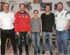  ?? Foto: Jürgen Konrad ?? Bei der Jahreshaup­tversammlu­ng des SV Wattenweil­er stellten sich Ehrende und Geehrte zum Erinnerung­sfoto auf (von links): Vorsitzend­er Peter Greiner, Stefan Watzinger, Andrea Pfeiffer, Mathias Mader und 2. Vorsitzend­er Peter Wagner.