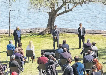  ?? TÉLAM ?? “SERÁ LA MEJOR POSIBLE”, ADELANTÓ EL GOBERNADOR
Anuncio. Kicillof y funcionari­os, ayer en Chascomús, en la presentaci­ón de un fondo para el turismo.