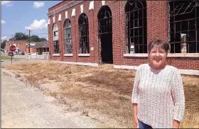  ?? Arkansas Democrat-Gazette/KENNETH HEARD ?? Gina Jarrett, director of Main Street Paragould, has until Jan. 31 to find a buyer for the abandoned downtown City Light and Water building or the 1938 structure is set for demolition.