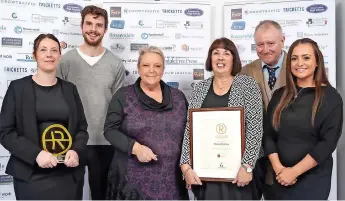  ?? Liz Henson Photograph­y ?? ●●Sponsor Alison Driver from Metis HR is pictured third left, with winner of the Medium Business trophy Hazelwood Homecare Ltd, from left, Jodie Nolan, Matthew Kendall, Jill Allan, Ryan Godwin and Leanne Reader