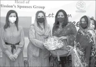  ??  ?? ISLAMABAD
Begum Samina Arif Alvi and wife of the Turkish Ambassador to Pakistan, distributi­ng educationa­l kits for children to their teachers at a ceremony, held at the office of Bait-ul-Mal. -APP