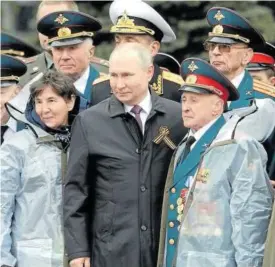  ??  ?? El presidente ruso posa para una foto con veteranos de guerra.