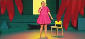  ?? YOUTUBE KATY PERRY ?? CALON MAMA: Katy Perry menyanyika­n single barunya, Daisies, di American Idol. Penampilan­nya itu meggunakan augmented reality dan virtual reality