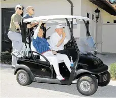  ?? Foto: Profimedia.cz ?? Na golfu Donald Trump a Šinzó Abe si spolu zahráli golf v únoru v Trumpově letovisku Mar-a-Lago na Floridě.