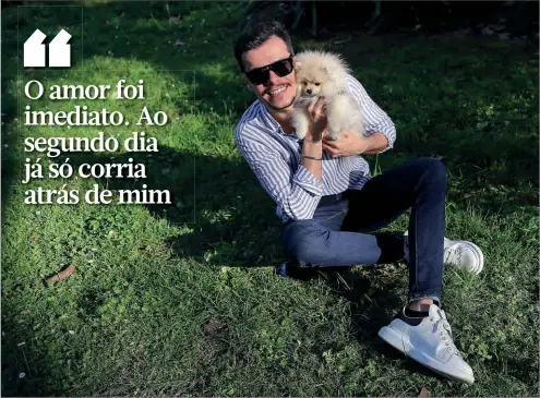  ??  ?? “Levo-o para todo o lado porque, se sair sem ele, fica a chorar e custa-me muito”, diz Pedro Alves do seu inseparáve­l Tommy