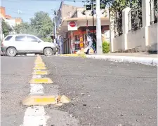  ??  ?? Apenas seis meses después de su inauguraci­ón, la bicisenda ya requirió de trabajos de recapado en varios subtramos.