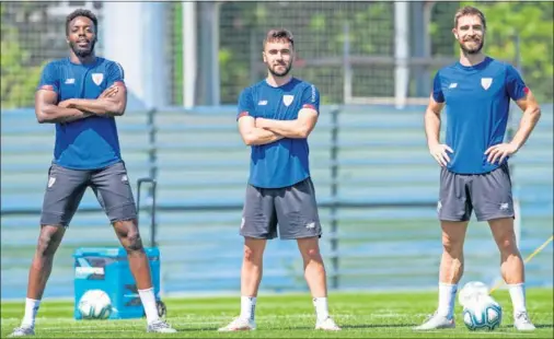  ??  ?? Williams, Unai López y Yeray, que hoy formarán en el once inicial, posan durante un entrenamie­nto de esta semana en Lezama.