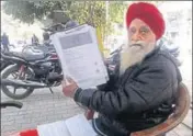  ?? HT ?? ■ Kesar Singh, 84, showing an old land record in Urdu at his open-air office outside the Jalandhar district administra­tive complex.