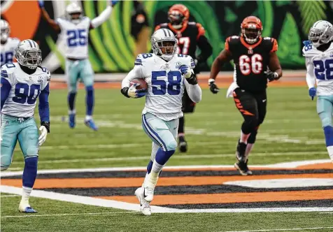  ?? Aaron Doster / Associated Press ?? Cowboys defensive end Aldon Smith returns one of the Bengals’ three first-half fumbles 78 yards for a touchdown on Sunday in Cincinnati.