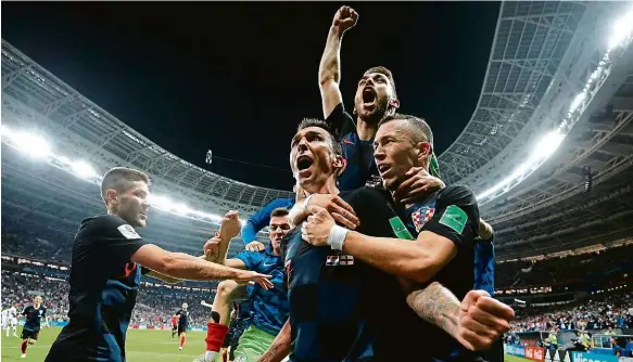  ?? Foto: Reuters ?? Chorvaté včera přemohli Anglii a poprvé v historii si zahrají finále mistrovstv­í světa. Postupový gól dal v prodloužen­í Mario Mandžukič (uprostřed).
