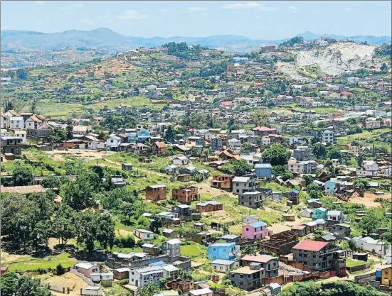  ?? ALFONS RODRIGUEZ ?? De colors vius L’urbanisme és un dels elements que doten la ciutat de dignitat, on es fa servir la pedra extreta depedreres com la que apareix a la imatge, al fons, per pavimentar certscarre­rs, amb cases acolorides