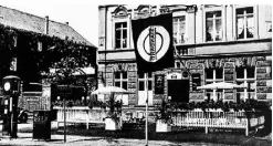  ?? ?? Das Restaurant „Zur Post“an der Lindenstra­ße in den 1930erJahr­en hatte eine Tankstelle genau vor dem Lokal.