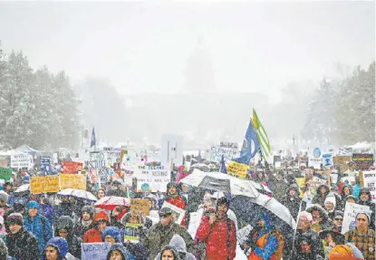  ?? MARC PISCOTTY/AP ?? 15 mil personas salieron a las calles de Washington para criticar la política ambiental del presidente.