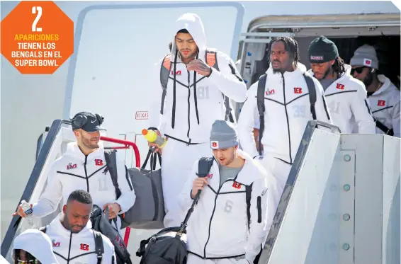  ?? ?? Los jugadores de Bengals bajan del avión que los trasladó a la sede del Super Bowl.