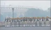  ?? ARVIND YADAV/HT PHOTO ?? A Delhi Police contingent rehearses for the Republic Day parade at Vijay Chowk, New Delhi, on a smoggy Tuesday morning. Officials say Delhi may see some fog on January 7 and 8.