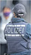  ?? FOTO: SEBASTIAN GOLLNOW ?? Polizisten kontrollie­ren regelmäßig, ob die Corona-Regelungen eingehalte­n werden.