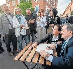  ?? J. ESCRICHE ?? Jiménez Losantos firmó ejemplares de sus libros en Teruel.