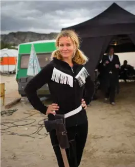  ?? FOTO: HEIDA GUDMUNDSDO­TTIR ?? Laura Christina Brøvig Vallenes som «smilende øksekvinne»på filmsettet i Knaben for to år siden.