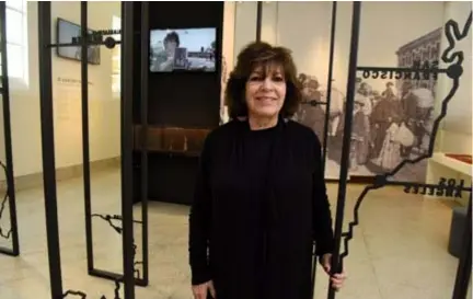  ?? FOTO JAN VAN DER PERRE ?? Ellen Bledsoe Rodriguez schonk twee vrijheidsb­eeldjes aan het museum. Haar moeder verzamelde die nadat ze acht maanden lang werd vastgehoud­en in het immigrante­nhospitaal op Ellis Island.