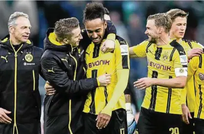  ?? Foto: Maja Hitij, Getty ?? Dortmunds Pierre-emerick Aubameyang wurde von Marco Reus und Marcel Schmelzer geherzt.