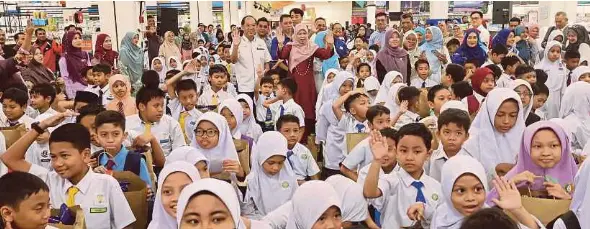  ?? (Foto BERNAMA) ?? Fadhlina bersama sebahagian pelajar pada Majlis Penyerahan Bantuan Hari Raya Sekolah-sekolah Rendah sekitar Putrajaya, semalam.