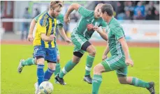  ?? ARCHIVFOTO: JOSEF KOPF ?? Tekin Yilmaz (links) und der FC Leutkirch sind die Gejagten in der FußballBez­irksliga.