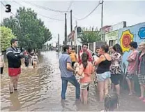  ?? (LA VOZ) ?? 3San Roque. El embalse de Punilla recibió mucha agua por las crecidas y durante varias horas se abrieron sus válvulas de evacuación Villa María. Muchas calles anegadas tras tres días de lluvias, se suspendier­on las clases y se evacuaron varias manzanas.