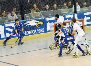  ??  ?? Nelle foto i giocatori del Follonica e del Forte dei Marmi in azione: le due squadre toscane sono tra le protagonis­te della serie A