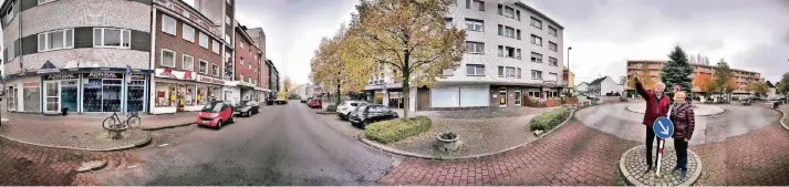  ?? FOTO: RALPH MATZERATH ?? Lothar Witzleb und Rosemarie Ulrich auf dem Immigrathe­r Platz. Nach der Umgestaltu­ng der Solinger Straße soll er an die Reihe kommen. Anwohner und Stadt wünschen sich einen Lebensmitt­elmarkt für Immigraths zentralen Punkt.