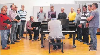  ?? FOTO: HELMUT VOITH ?? Vergnügte Generalpro­be des Männerchor­s Kau für sein Konzert am Sonntagabe­nd.