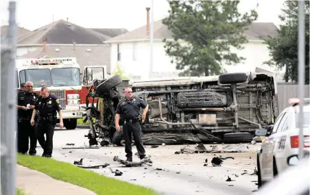  ?? Jon Shapley / Houston Chronicle ?? Officers investigat­e a fatal crash that ended a police chase of a stolen pickup truck near Fallbrook Drive and Antoine Drive.