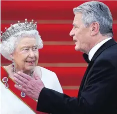  ?? Foto: afp ?? Vor dem Staatsbank­ett im Berliner Schloss Bellevue: Die Königin und Bundespräs­ident Gauck im Gespräch.