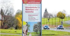  ??  ?? Werbeschil­d, mit dem die Gemeinde Obermarcht­al (Alb-Donau-Kreis) jungen Familien Bauplätze anbietet: In vielen Kommunen weisen Bürgermeis­ter neue Wohngebiet­e aus, um die Menschen zum Bleiben zu bewegen.
