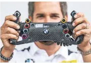  ?? FOTO: ANDREAS KREBS ?? DTM-Fahrer Timo Glock zeigt sein Rennsport-Lenkrad. Wie es funktionie­rt, erklärt er im Video unter