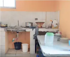  ?? KATSUKI NAKAHARA ?? Habitación y cocina deteriorid­adas en el Cuerpo de Bomberos de Santo Domingo Norte.