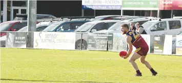  ?? ?? Michael Ablett finds plenty of space on the wing as he looks to handball to an oncoming Dusties teammate.