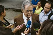  ?? Band/AFP, Ricardo Moraes/Reuters e Pedro Prado/Folhapress ?? No alto, Temer logo após ser preso em São Paulo, na quinta; abaixo, ex-presidente ao chegar ao prédio da PF, no Rio; acima, o amigo e advogado do emedebista Antonio Claudio Mariz