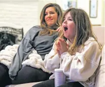  ?? AMANDA ANDRADE-RHOADES/FOR THE WASHINGTON POST ?? Zeina Davis and daughter Layla Davis prepare to watch the 2004 version of Mean Girls at home last month in Gaithersbu­rg, Md.