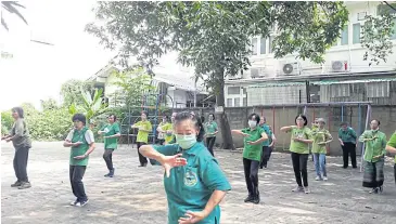  ?? PENCHAN CHAROENSUT­HIPAN ?? The elderly in Din Daeng district practise Tai Chi in a group execise. The movements are known to help improve muscle strength, balance and coordinati­on.