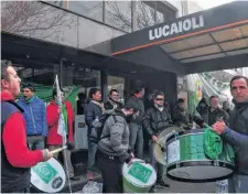  ?? EMMANUEL BRIANE-LA NUEVA. ?? Los gremios de Camioneros y Empleados de Comercio se manifestar­on ante la sede de la empresa, en Patricios al 800.