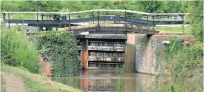  ??  ?? A restored lock on the Droitwich Canal.