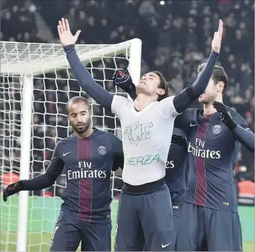  ?? Christophe Petit Tesson EPA ?? AFTER SCORING A GOAL, Edinson Cavani of Paris Saint-Germain reveals a T-shirt with a hand-drawn logo of Brazilian club Chapecoens­e, which was virtually wiped out in a plane crash.