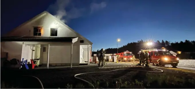  ?? ?? FOTO: ØYVIND JOHNSEN HUSBRANN: Rikard Ramse og kameraten rakk takket vaere røykvarsle­ren å redde seg ut av den brennende boligen i Froland natt til søndag.