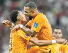  ?? AP/MOISES CASTILLO ?? Jugadores de Países Bajos celebran gol ante Qatar.