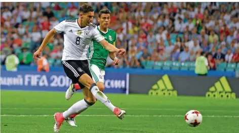  ?? FOTO: STAVRAKIS/DPA ?? Der frühe Vogel schießt die Tore: Leon Goretzka traf im Halbfinale gegen Mexiko in nur 109 Sekunden doppelt für Deutschlan­d.